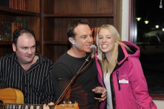 tim_pringle_singing_with_michael_slater